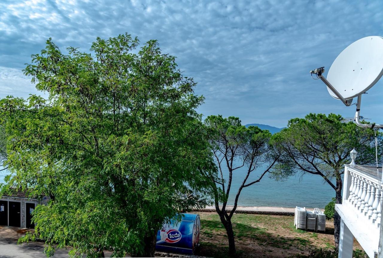 Apartment Bor - On The Beach Malinska Exterior photo