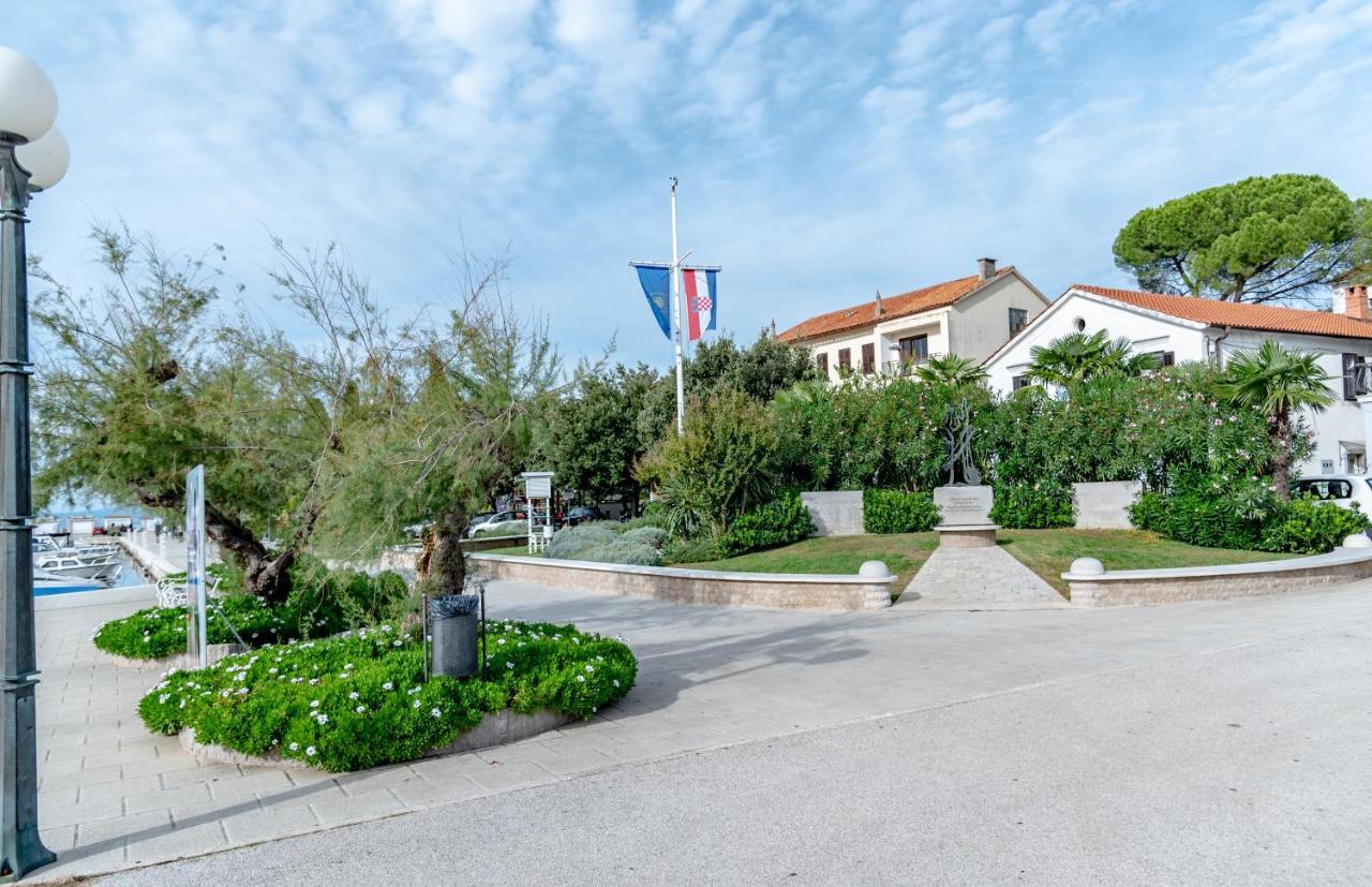 Apartment Bor - On The Beach Malinska Exterior photo