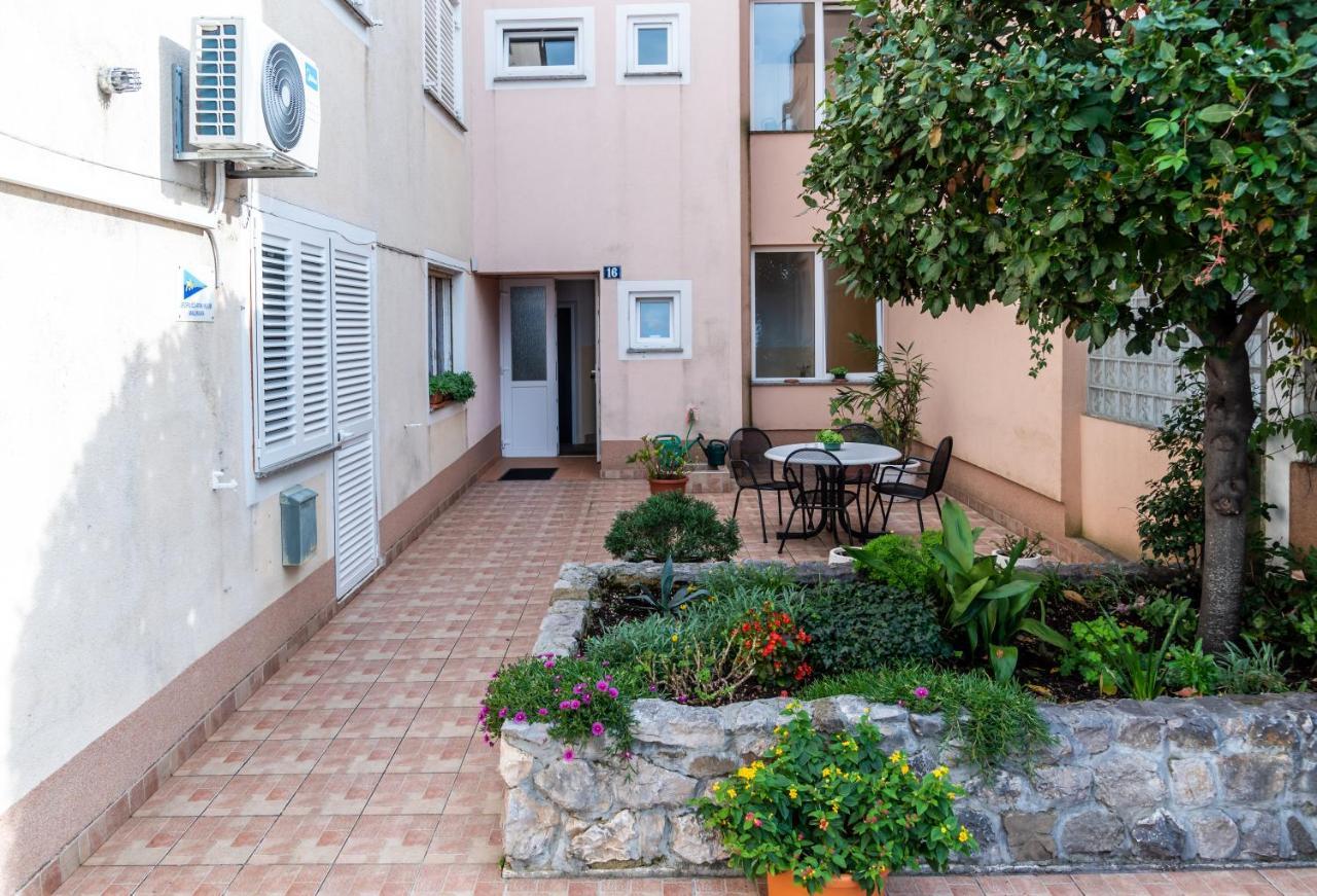 Apartment Bor - On The Beach Malinska Exterior photo