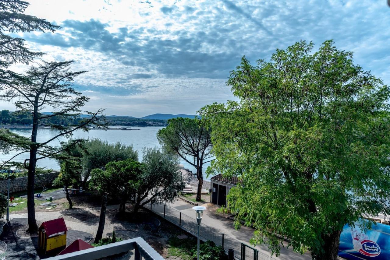 Apartment Bor - On The Beach Malinska Exterior photo